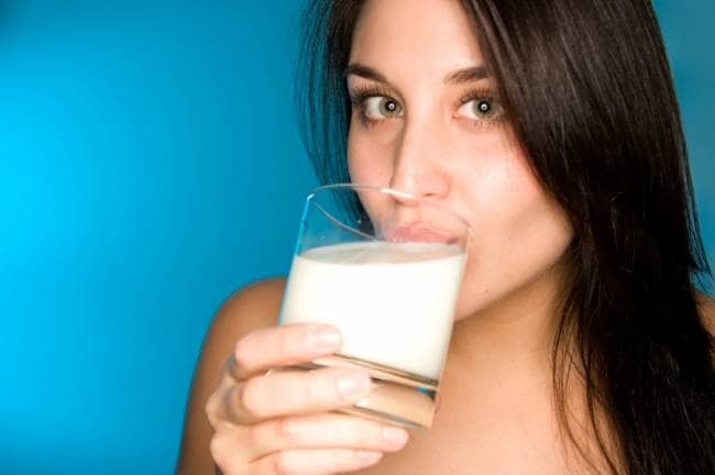 दूध पीने का सही समय कौन सा होता है सुबह या रात आइये जानते है