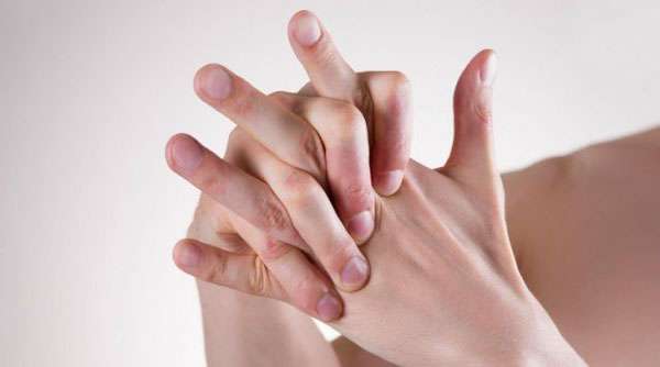हाथों और पैरों की अंगुलिया को चटकाने से होते है इतने फायदे नुकसान