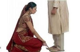 पति के पैर क्यो छूने चाहिए पत्नी को, जानिए इसके पीछे का राज